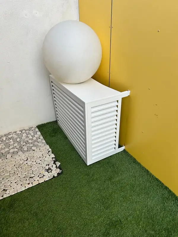 Unité extérieure de climatisation habillée d'un cache décoratif