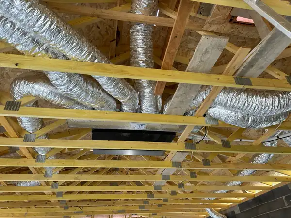 Réseau de gaines de climatisation gainable installé en combles
