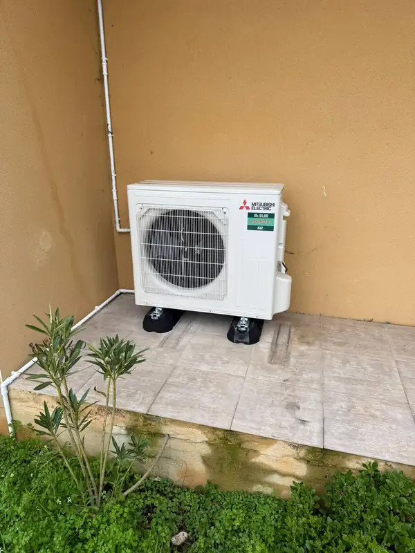 Unité extérieure de climatisation Mitsubishi installée sur terrasse par FAB-ENERGIE à Narbonne