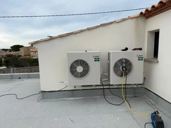 Deux unités extérieures multi-split installées sur toiture-terrasse dans le Grand Narbonne